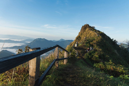 2016年12月12日旅客步行前往泰国清莱 Phucheedaow 山 themountain 旅游