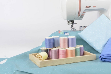 缝纫机和彩色线辊, 剪刀, 织物和