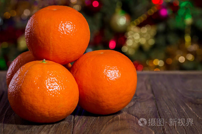 模糊背景下的柑橘与圣诞树宏观