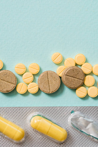 白色背景的黄色椭圆形片剂丸的宏观镜头细节与复制空间.止痛药照片