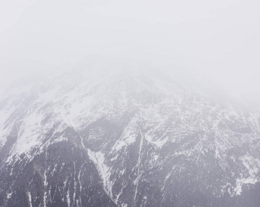 雪中的山。冬雾景观