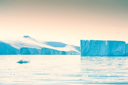格陵兰的大蓝色冰山图片