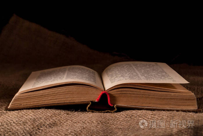 展开的书在表面与burlap照片-正版商用图片11qs6e-摄图新视界