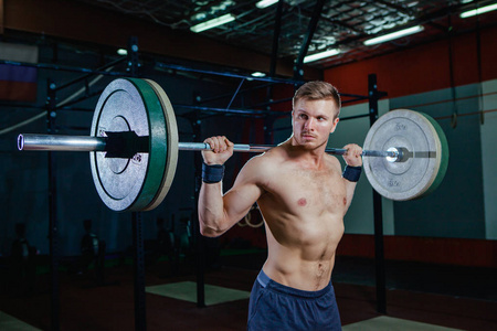 肌肉健身的人准备 deadlift 在他的头上的杠铃在现代健身中心。功能培训。抢夺运动。十字配合风格, deadlift