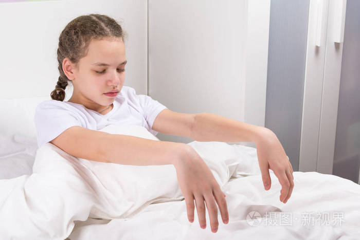 患有梦游症的女孩下床