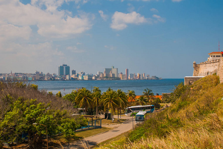 城市和海湾的看法从堡垒城堡 Del 莫洛灯塔。哈瓦那.古巴