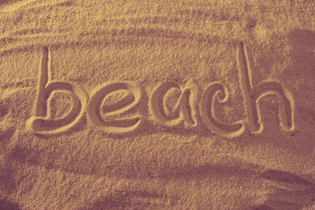 词海滩在沙子反对太阳。节日概念符号