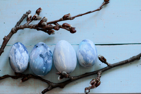 五颜六色的复活节彩蛋。 背景与复活节鸡蛋。