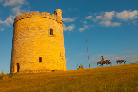 桑丘潘萨堂吉诃德和桑丘的纪念碑潘萨在城堡的塔楼上.巴拉德罗.