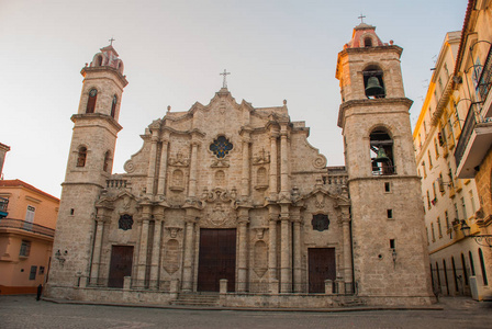 圣克里斯托弗大教堂在老哈瓦那广场上的 Cienaga 在晚上。古巴