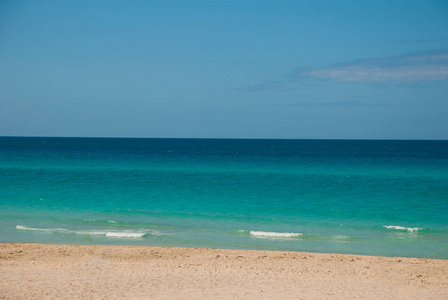 游客在巴拉德罗沙滩上放松。天堂风景与绿松石海和白色沙子。古巴