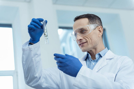 基因监测在实验室工作的开朗的生物学家照片