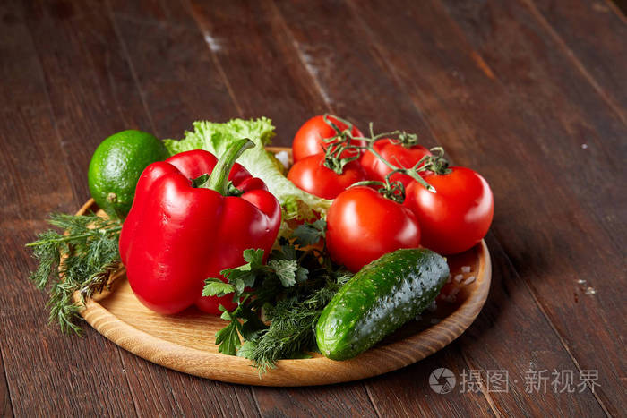 乡土木背景高档景观选择性聚焦的各式新鲜蔬菜和草药的艺术静物生活