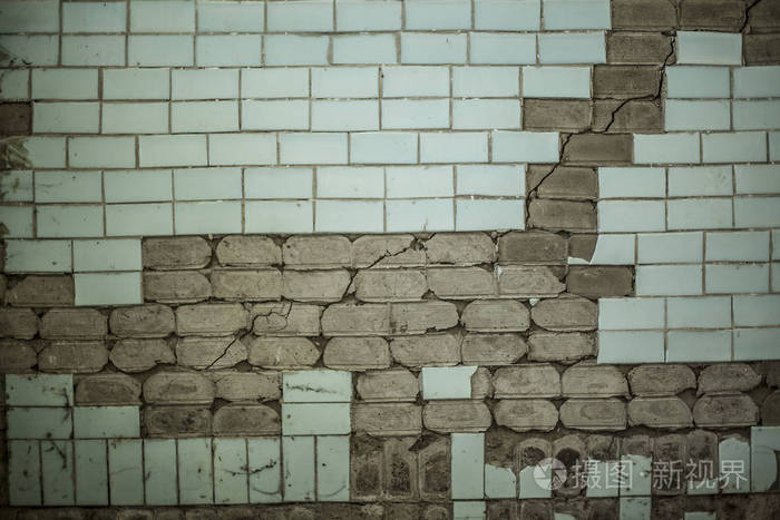 旧瓷砖地板有裂纹纹理混凝土墙背景与旧的碎方砖浅灰色灰泥