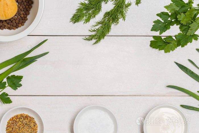 沙拉用的蔬菜和草药.纯素食有机食谱膳食框架