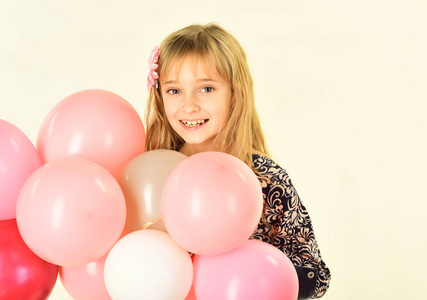 小女孩与党气球, 庆祝。小女孩与发型举行气球。生日时带气球的孩子。美丽和时尚, 强力粉彩。生日, 幸福, 童年, 看