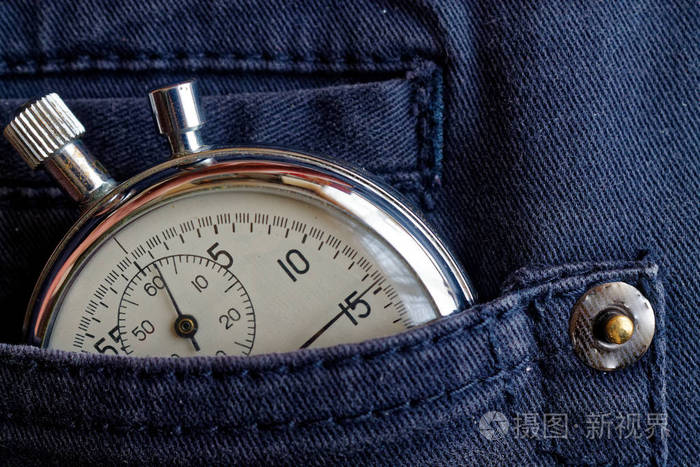 复古古董秒表, 在蓝色牛仔裤口袋里, 价值测量时间, 旧时钟箭头分钟