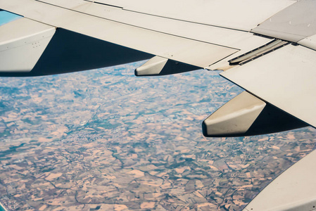 一架客机在恰拉瓦列上空的机翼图片