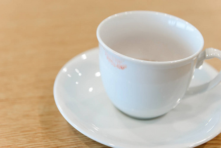 陶瓷咖啡杯上的女人的口红污渍咖啡歇