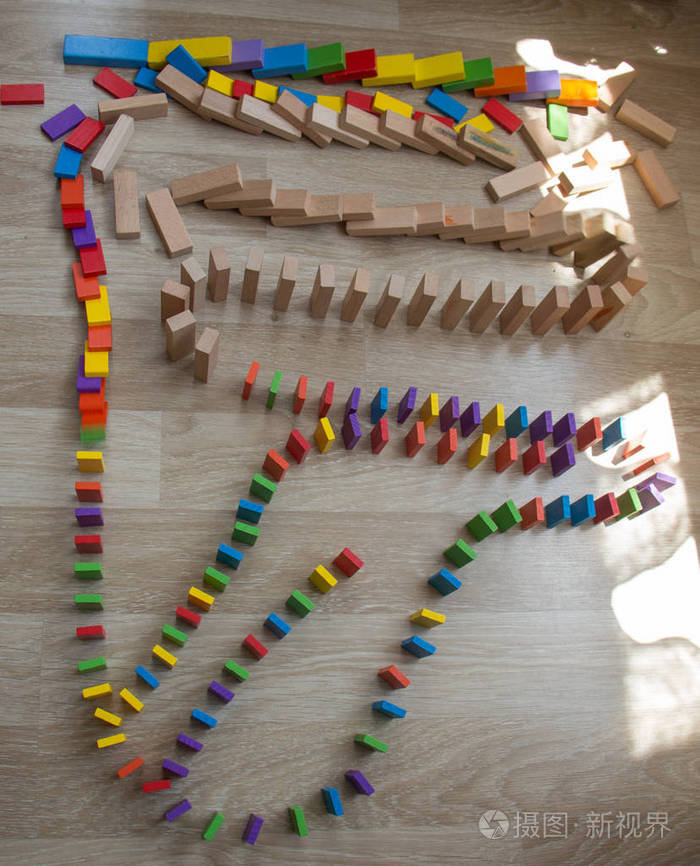 彩色多米诺骨牌块在白色背景上的线条上