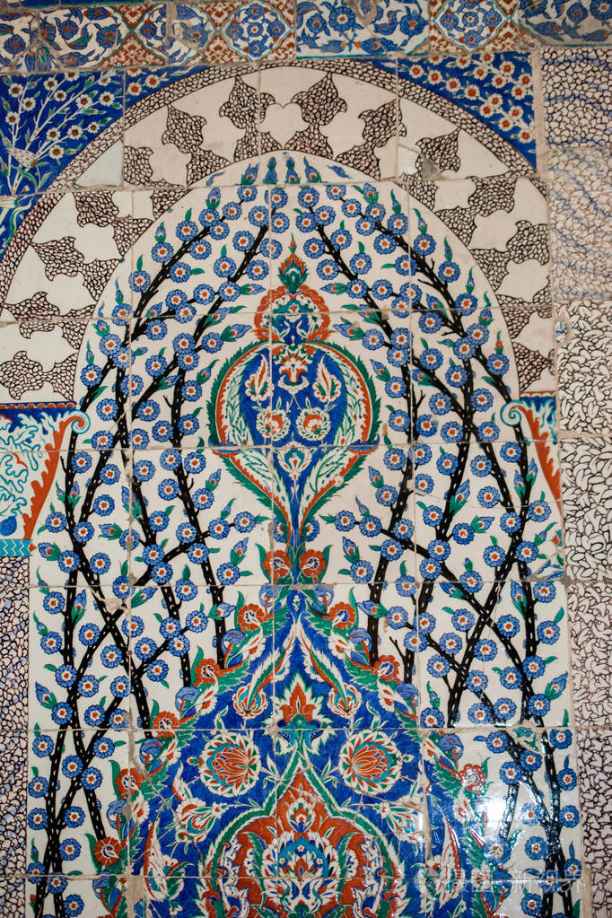 奥斯曼古手工土耳其瓷砖与花卉图案