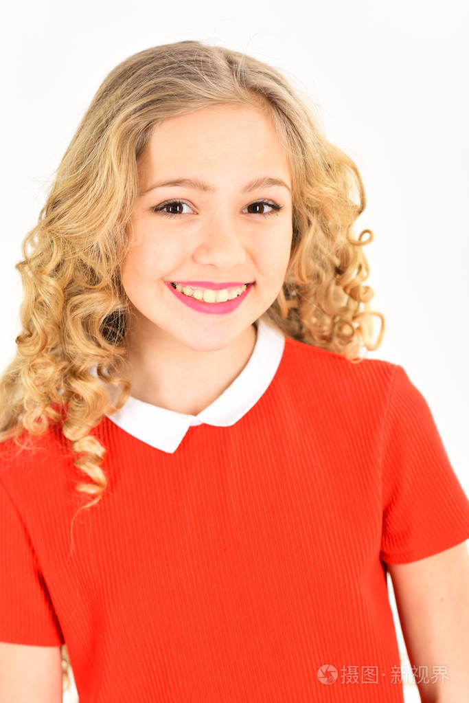 理发师, 化妆, 洗发水.穿着红色连衣裙的快乐女孩被白色的衣服隔开了.