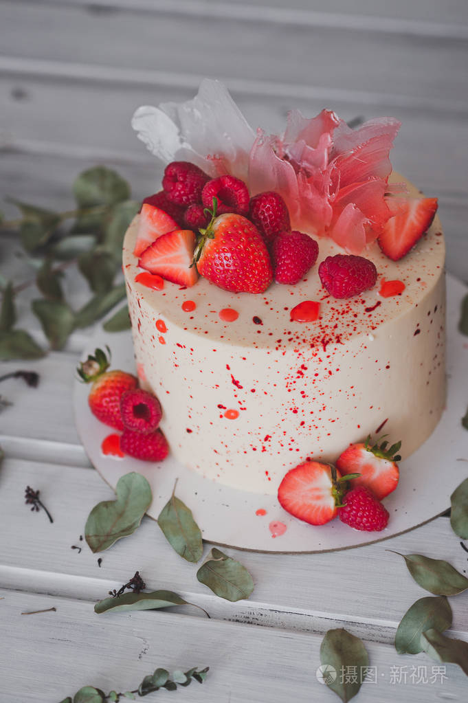 一个美丽的蛋糕草莓浆果作为装饰999