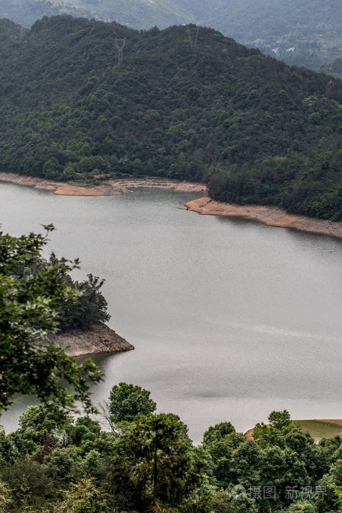 带湖抽象的山