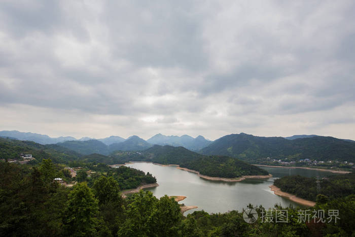 有湖景的山