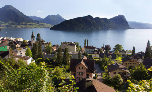 从瑞士欧洲的RigikulmLucerne下来的Vitznau村和Lucerne湖的窗口列车视图。