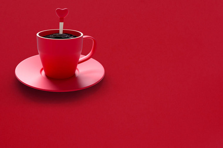 咖啡红色杯子极小的概念