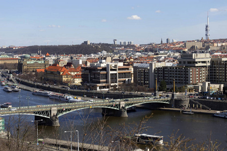 春天的布拉格城，在阳光明媚的日子里，捷克共和国的塔楼和桥梁