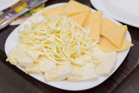 奶酪切片在盘子里