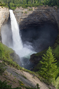 加拿大不列颠哥伦比亚省 clearwater 附近的威尔斯格雷省公园的赫尔姆肯瀑布是穆特尔河上141米高的瀑布