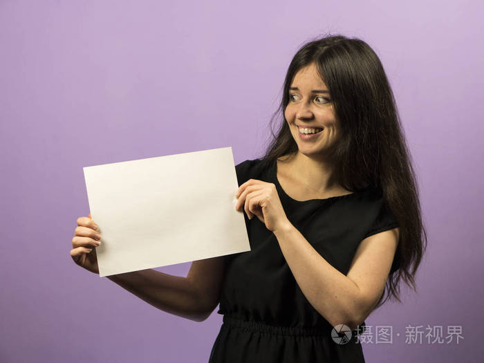 惊讶的年轻黑发女孩拿着空白纸板传单介绍小册子牵着手女孩显示清晰的