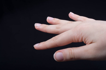 一只有五根手指的儿童手，部分是黑色的