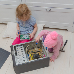 两个孩子修一台电脑, 一个系统单元
