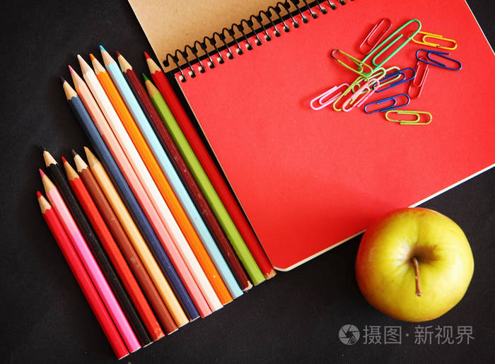 彩色铅笔和苹果的素描本