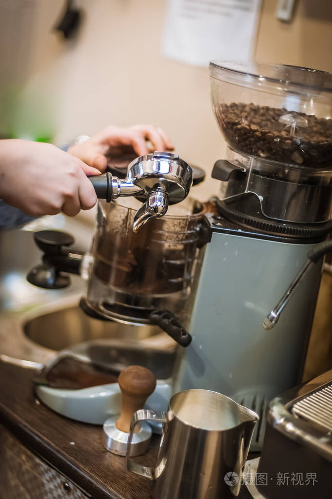 咖啡师用于制作古典风格的浓缩咖啡