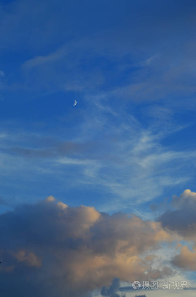 深蓝的云雨的暴风雨的天空傍晚悲伤的感觉心情基调背景