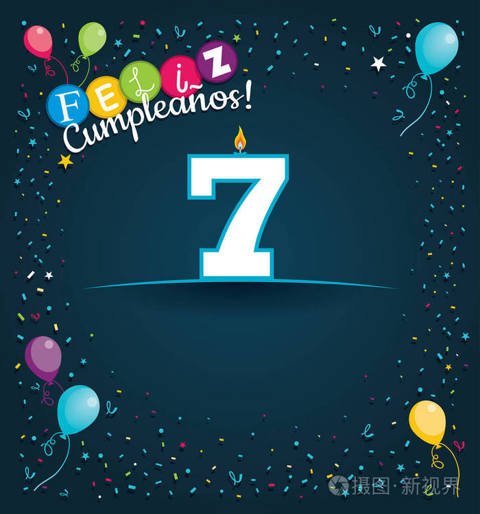 7岁生日,用西班牙语贺卡,白色蜡烛,以数字形式出现,背景是深蓝色背景