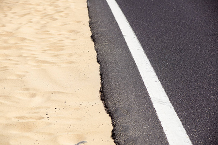 沙地沙漠地形白色道路标线沥青路