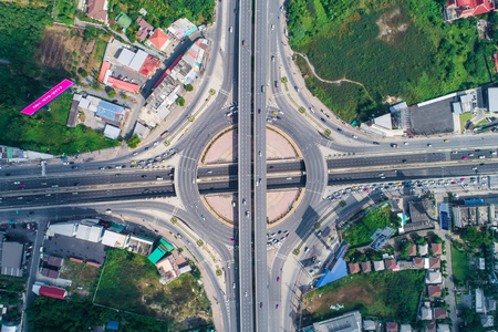 环形路口道路交通车周围的建设美丽的街道有车辆移动的立体交叉口环形