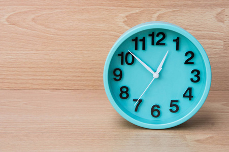 在木材背景时钟,以告诉时间,创造一个计划,以管理繁忙的生活或工作