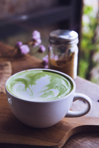 绿茶热饮拿铁白杯木桌香气放松时间咖啡厅