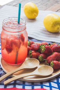 草莓汁和柠檬汁混合苏打水。 增加风味，改善身体的健康，可以在家里做。 空天或聚会的果汁