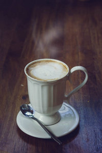 木制桌子上的咖啡热饮料，木制背景的饮料