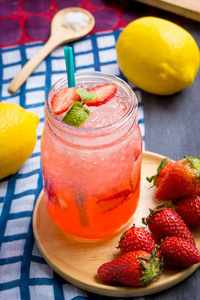 草莓汁和柠檬汁混合苏打水。 增加风味，改善身体的健康，可以在家里做。 空天或聚会的果汁