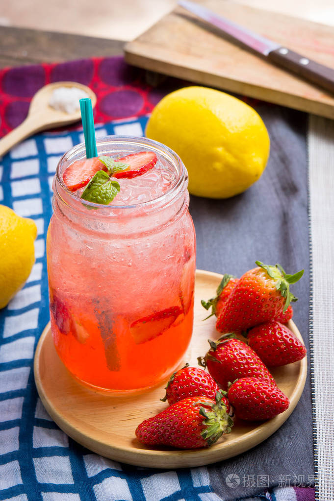 草莓汁和柠檬汁混合苏打水. 增加风味,改善身体的健康,可以在家里做.