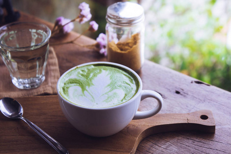 绿茶热饮拿铁白杯木桌香气放松时间咖啡厅